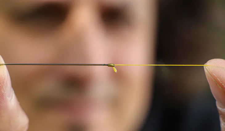 Jak spojit pletenou šňůru s vlascem?